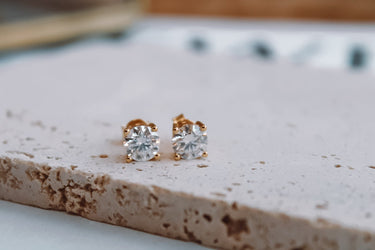 Aros Moissanita Dust Gold 1.0 quilate - Atesorame