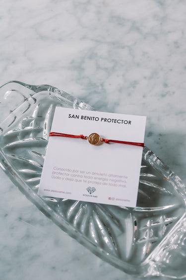 Pulsera San Benito Gold Roja - Atesorame