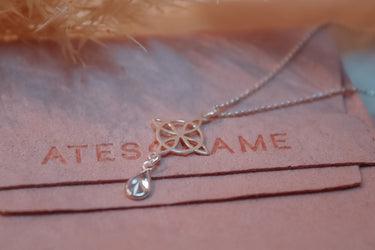 Collar Nudo De Bruja Cristal - Atesorame