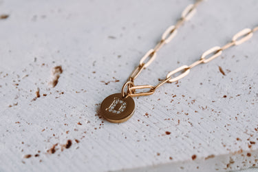Collar Medalla Inicial Cadena Eslabones - Atesorame
