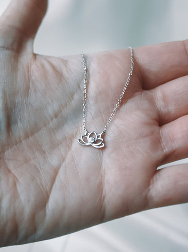 Collar Flor De Loto Plata - Atesorame