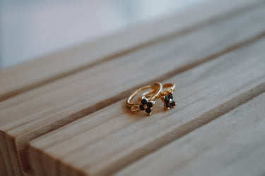 Argollas Flower Gold Black - Atesorame