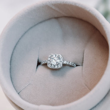 Anillo Moissanita Halo Solitario - Atesorame