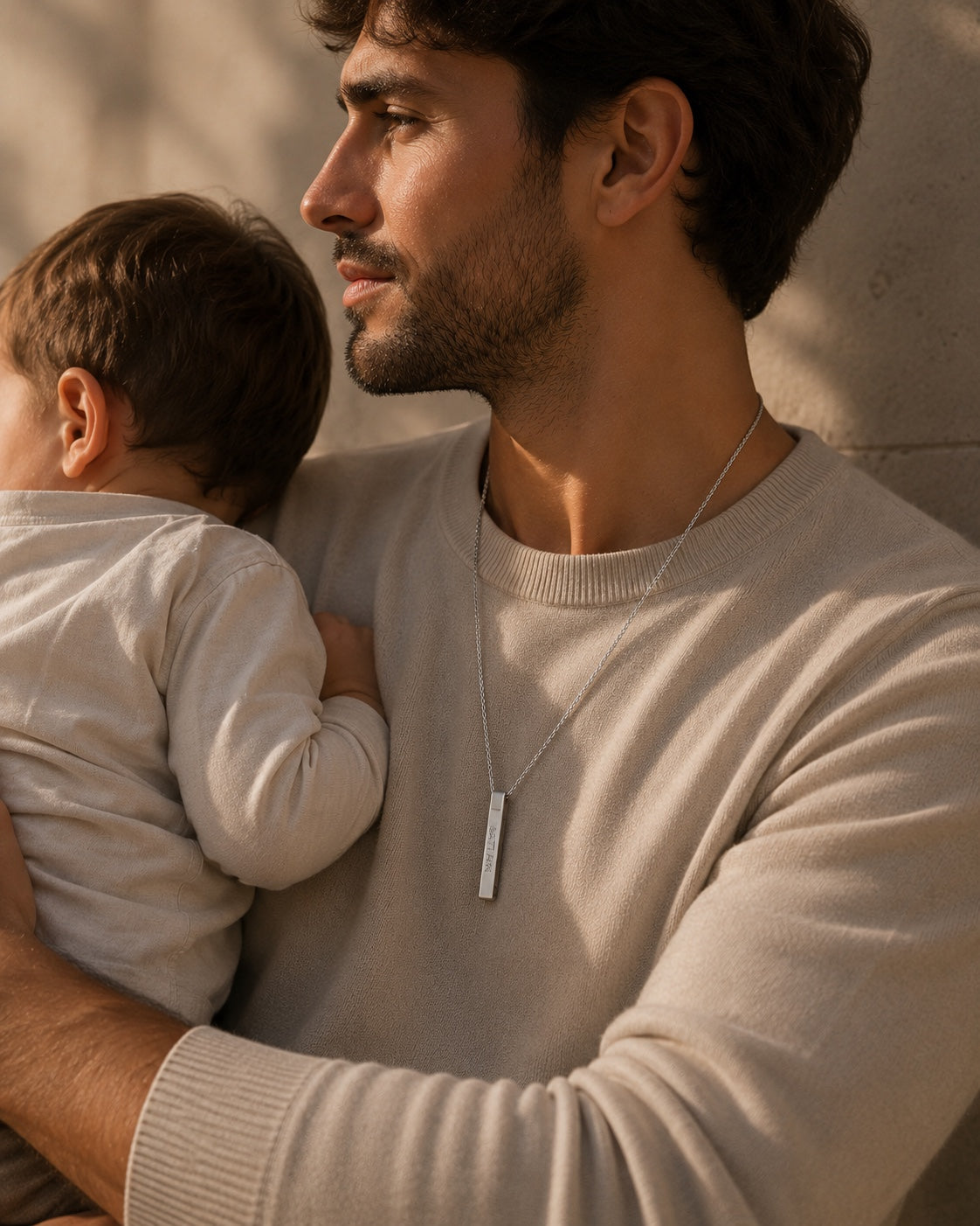 Padre con su hijo llevando un collar personalizado Atesorame