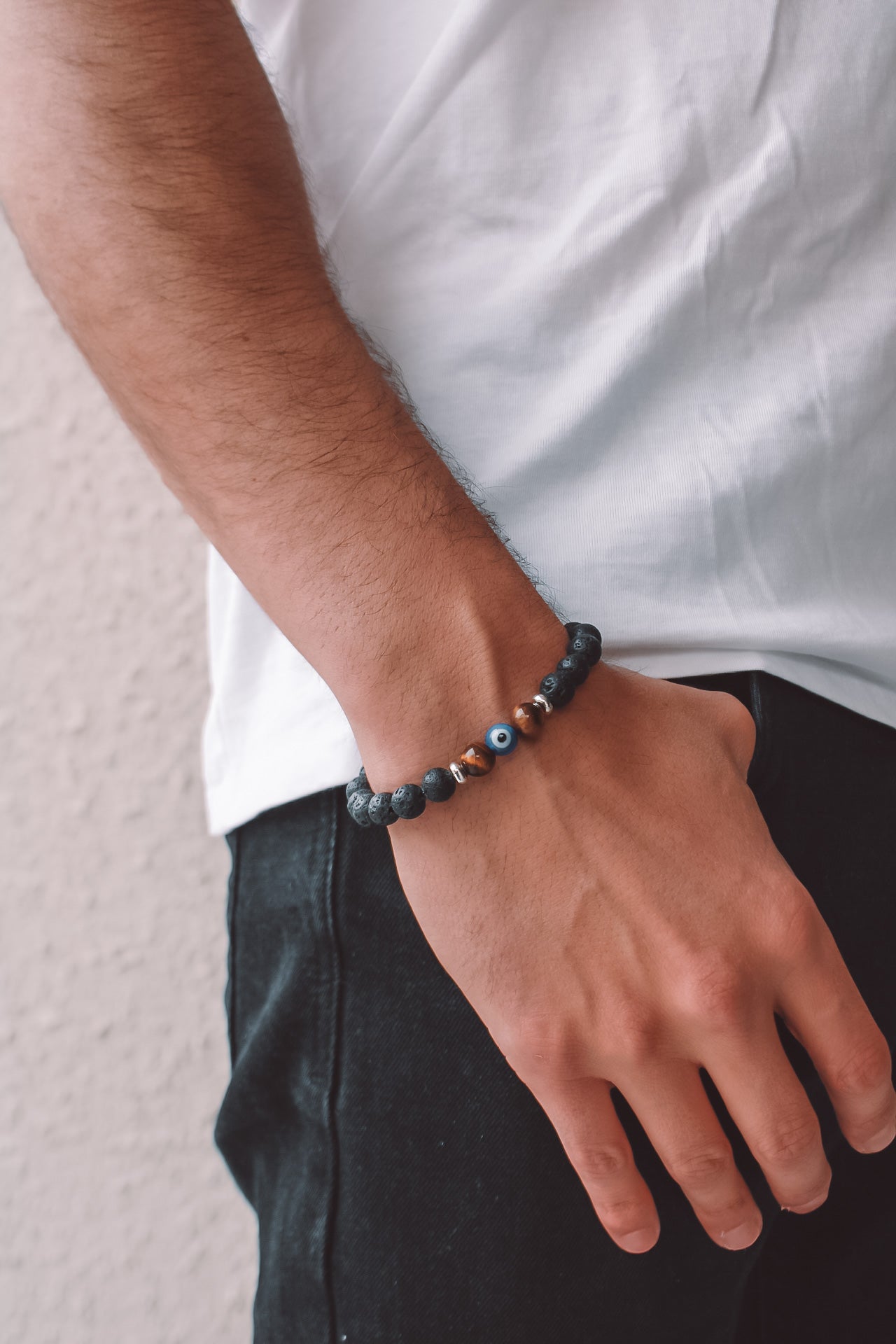 Pulsera de piedras naturales en un look cotidiano
