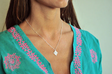 Collar Virgen de los Milagros Plata - Atesorame